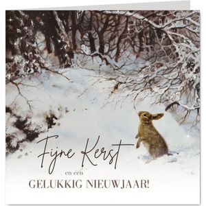 Lief kerstkonijn in winterbos onder besneeuwde takken