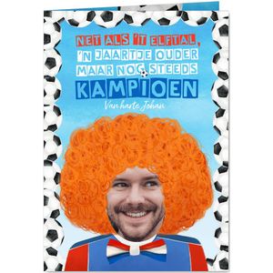 Verjaardagskaart met foto en oranje pruik