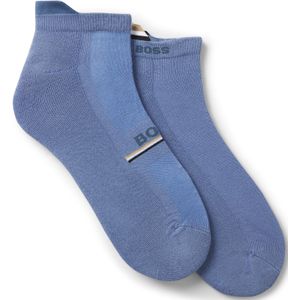 Twee paar enkellange sokken met logo’s