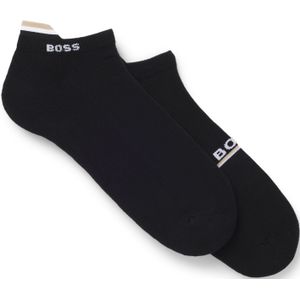 Twee paar enkellange sokken met logo’s