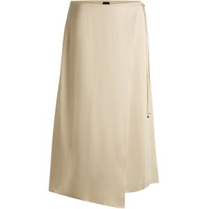 Midirok van satijn met overslag aan de voorkant