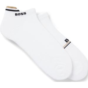 Twee paar enkellange sokken met logo’s