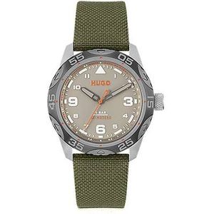 Horloge met grijze wijzerplaat en polsband van groen materiaal