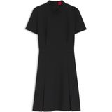 Jurk met hoge hals en stolpplooi