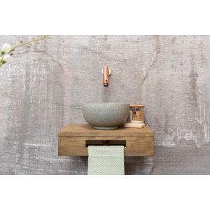 Saniclear Seba fonteinset met bruin eiken plank, grijze terrazzo waskom en koperen kraan voor in het toilet