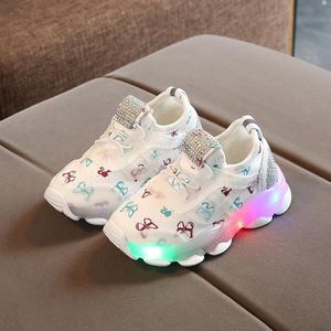 Lente en herfst kinderen oplichtende schoenen LED ademende sneakers hardloopschoenen  maat: 30