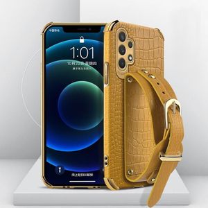 Voor Samsung Galaxy A32 5G gegalvaniseerde TPU krokodillenpatroon lederen hoesje met polsband (geel)