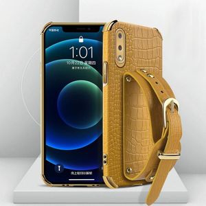 Voor Samsung Galaxy A02 gegalvaniseerde TPU krokodillenpatroon lederen hoesje met polsband (geel)