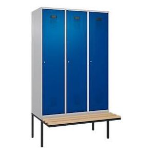 Kleiderspind C+P Evolo Plus, 3 Abteile à 400 mm Breite, schwebende Sitzbank, B 1200 x T 815 x H 2120 mm, Zylinder, weißaluminium/enzianblau