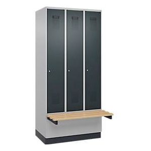 Kleiderspind C+P Evolo Plus, 3 Abteile à 300 mm Breite, Sockel, schwebende Sitzbank, B 900 x T 815 x H 1950 mm, Zylinder, weißaluminium/anthrazitgrau