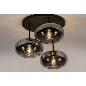 Retro plafondlamp in mat zwarte kleur met rookglas geschikt voor led verlichting.