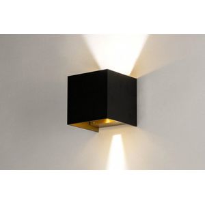 Strakke, mat zwarte, led wandlamp met goudkleurige binnenkant voorzien van led.