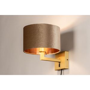 Moderne wandlamp in messing voorzien van een taupekleurige, stoffen kap.