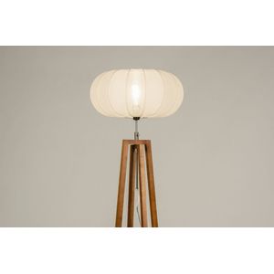 Houten staande lamp met beige ronde lampenkap