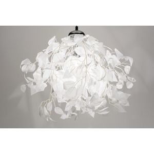 Romantische hanglamp voorzien van witte, stoffen bladeren.