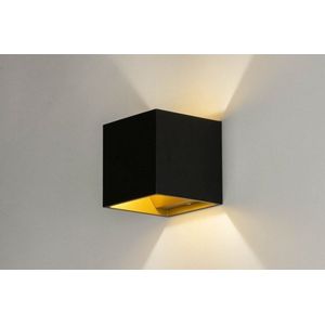 Wandlamp vierkant en zwart met gouden binnenkant
