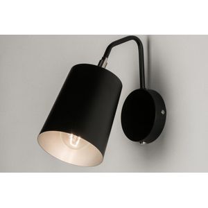 Moderne, strakke wandlamp uitgevoerd in de kleur mat zwart / zilver.