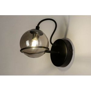 Sfeervolle zwarte wandlamp voorzien van een bol in rookglas, geschikt voor led.