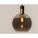 Zwarte hanglamp met glazen bol van rookglas en messing detail