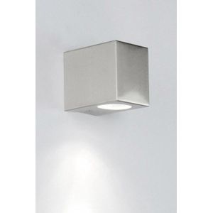 Moderne buitenlamp in geschuurd staal voorzien van onderverlichting.