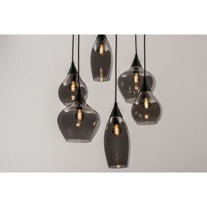 Stijlvolle hanglamp voorzien van zes fraaie rookglazen, geschikt voor led verlichting.