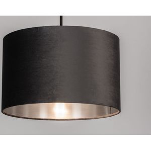 Zwarte hanglamp met grijze lampenkap van fluweel met een zilverkleurige binnenkant