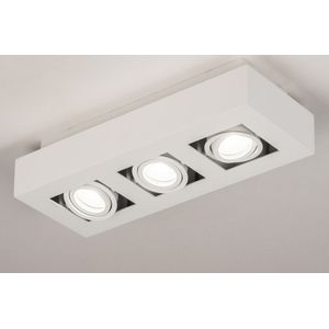 Witte, moderne plafondlamp voorzien van drie spots geschikt voor vervangbaar led.