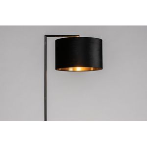 Strakke zwarte staande lamp met luxe lampenkap van fluweel in zwart met goud