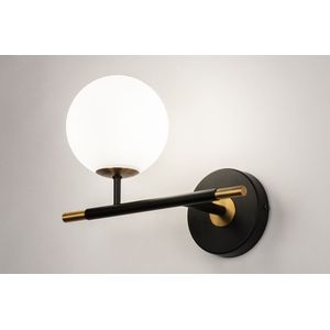 Hotel chique zwarte wandlamp met gouden details en witte bol van glas