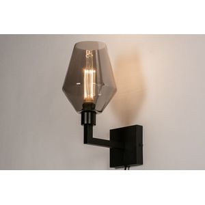 Moderne, mat zwarte wandlamp voorzien van een trendy rookglas in ronde vorm.