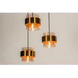 Hanglamp met drie kokers van amberkleurig glas met gouden details aan een ronde plafondplaat