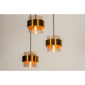 Hanglamp met drie kokers van amberkleurig glas met gouden details aan een ronde plafondplaat