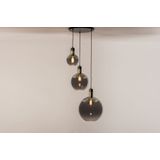 Hanglamp met drie bollen van rookglas op verschillende hoogtes aan ronde plafondplaat