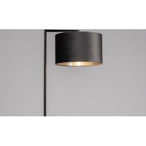 Strakke zwarte staande lamp met luxe lampenkap van fluweel in grijs met zilverkleurige binnenkant
