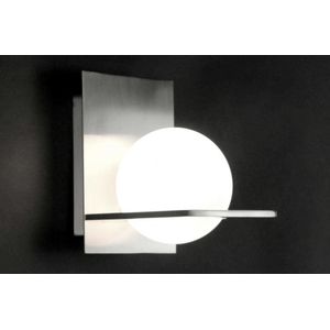Moderne wandlamp met witte bol van glas