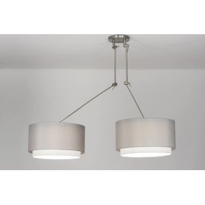 Grote, verstelbare en draaibare hanglamp voorzien van twee dubbele kappen in grijs / witte kleur.