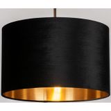 Zwarte hanglamp met een zwarte kap van fluweel en een gouden binnenkant