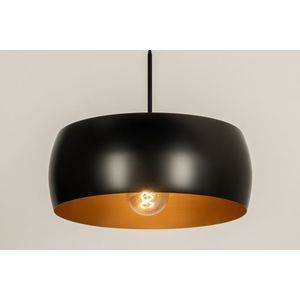 Zwarte hanglamp van metaal met een gouden binnenkant
