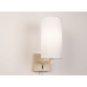 Beige wandlamp met hoge witte koker kap en snoer en stekker