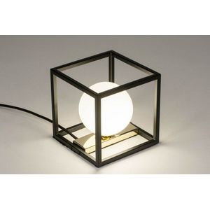 Tafellamp in kubusvorm voorzien van wit glazen bol, geschikt voor led verlichting.