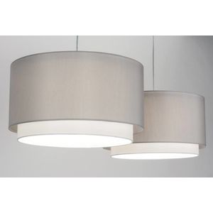 Sfeervolle hanglamp voorzien van twee dubbele kappen in een grijs / witte kleur.
