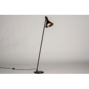 Moderne praktische vloerlamp / leeslamp uitgevoerd in een mat zwarte kleur.