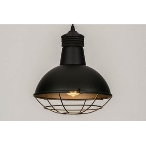 IndustriÃ«le hanglamp uitgevoerd in diepe, mat zwarte kleur, geschikt voor led.