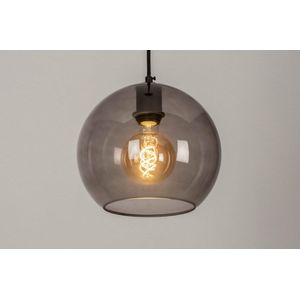 Moderne, trendy hanglamp / bollamp voorzien van een retro bol in rookglas.