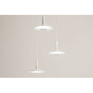 Witte hanglamp met drie witte kappen van metaal in Scandinavisch design, geeft indirect licht