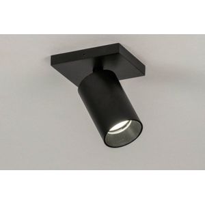 Functionele, zwarte plafondspot met groots lichteffect in subtiele vormgeving.