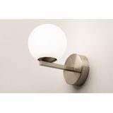 Art deco wandlamp in nikkel met witte bol van glas, ook voor in de badkamer