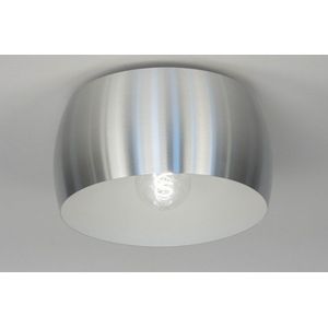 Luxe plafondlamp uitgevoerd in de kleur aluminium voorzien van een zachtgrijze tint aan de binnenzijde.