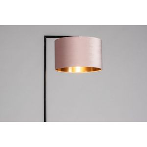 Strakke zwarte staande lamp met luxe lampenkap van fluweel in roze met koper