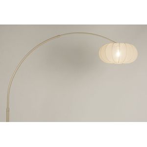 Grote staande booglamp in zand met beige lampion kap van stof